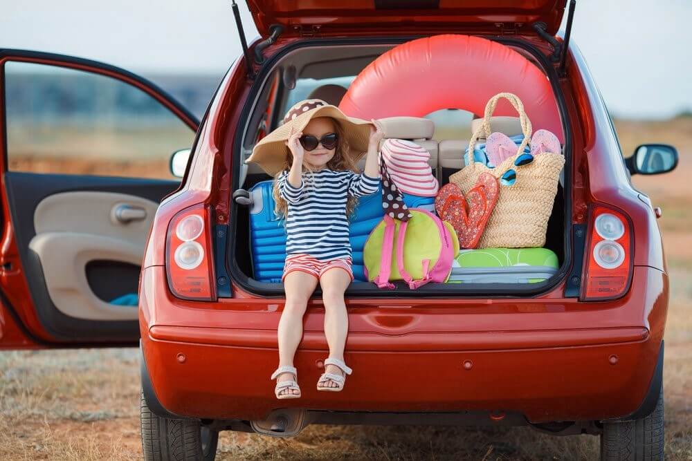 small-child-in-car 